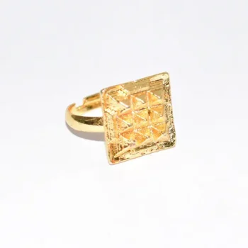 Pyramid Ring (पिरामिड अंगूठी)